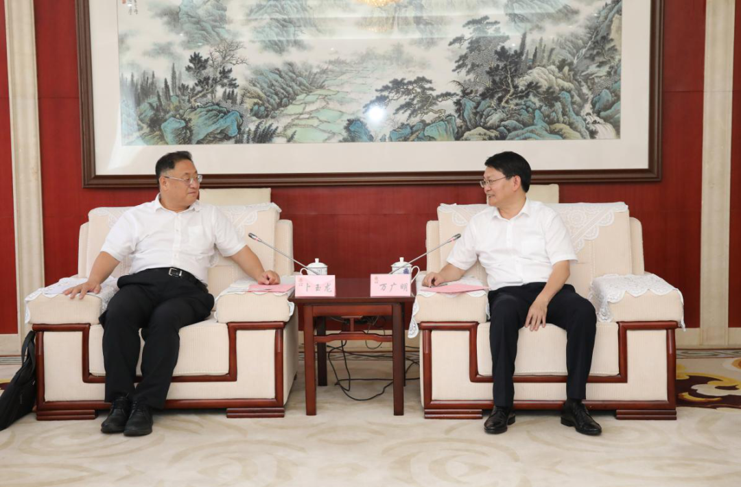 中智集團(tuán)黨委書記、董事長卜玉龍與南昌市委副書記、市長萬廣明舉行會談